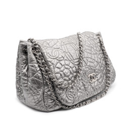 Sac Besace Chanel en simili-cuir gris argenté brodé de Camélias